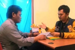 Maman Jadul (Berjaket Kuningan) saat melayani nasabahnya.